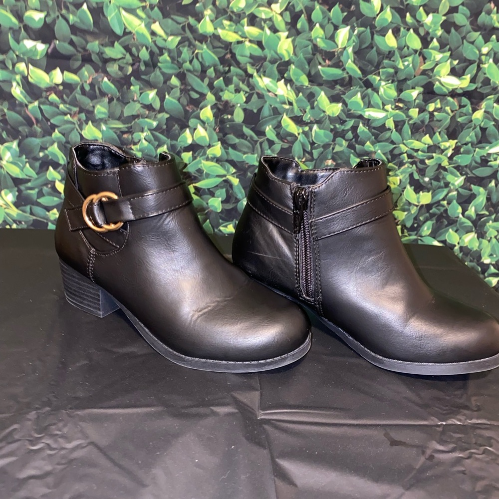 Childrens Place low cut black boots